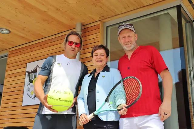 Bgm. Waltraud Walch mit dem dreifachen ATP-Turniersieger Stefan Koubek (re) und TC-Obmann Matthias Steffan. | Foto: Edith Ertl