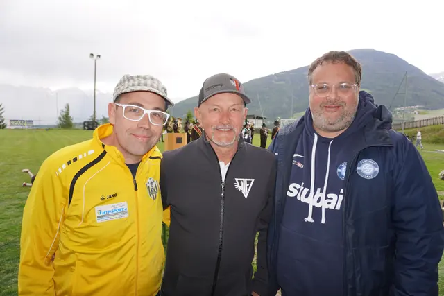 Fußball total: Dirk Kuhlewind (l.) und Obmann Ramon Ram (r.) vom FC Stubai mit Siegfried Klausner vom TFV | Foto: Kainz