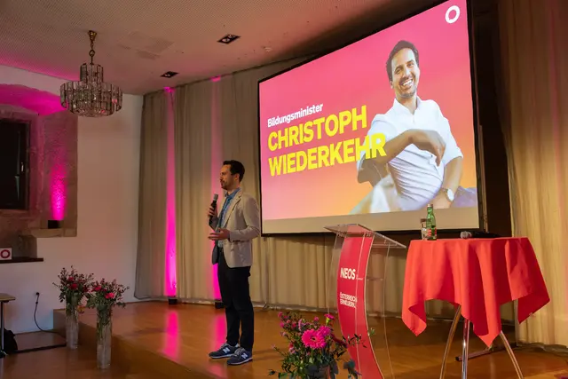 Eröffnet wurde der Landesparteitag von Bildungsminister Christoph Wiederkehr. | Foto: NEOS