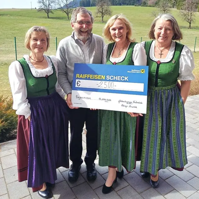 Maria Krenn, Obfrau-Stellvertreterin, Pfarrer Gerhard Hackl, Elisabeth Edlinger, Goldhaubenobfrau, Andrea Trinkl , Obfrau-Stellvertreterin (von links)
 | Foto: Gold- und Perlhauben-, Hut- und Tuchgruppe Vorderstoder