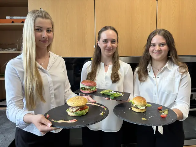 HAK-Schüler zeigen ihre eigenen Burger-Kreationen
