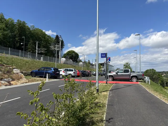 Der neue Bahnhof zieht alle Register für ein angenehmes und reibungsloses Zugfahren mit Sammeltaxi, P&amp;R-Anlage, E-Ladestationen und barrierefreiem Zugang. | Foto: Lauren Fahrenberger / MeinBezirk