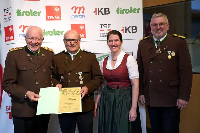 V.l.n.r.: Bundesoberschützenmeister DDr. Herwig van Staa, Norbert Stefani (SG Roppen), Magdalena Klingenschmid (Repräsentationswesen Land Tirol), Jochen Klammsteiner (LOSM TLSB) | Foto: Christian Kramer