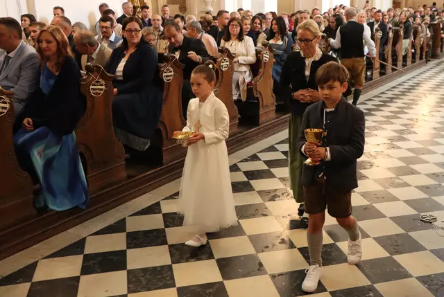 Livia und Jakob brachten die Gaben zum Altar | Foto: Gerhard Langmann