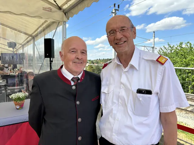 Franz Ille und Franz Gruber sehen den Bahnhof als wichtiges Zukunftsprojekt für Maria Anzbach. | Foto: Lauren Fahrenberger / MeinBezirk