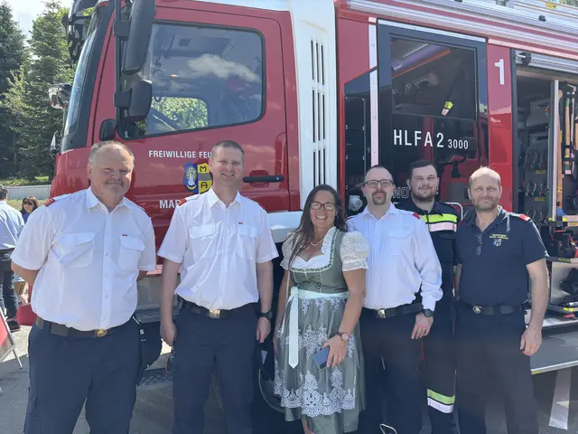 Auch die Freiwillige Feuerwehr von Maria Anzbach präsentierte sich bei der Eröffnungsfeier. Am Foto: Josef Ertl, FF-Kommandant Martin Weinburg, Karin Winter, Moritz Wiesinger, Alexander Boko und Gustav Paulus. | Foto: Lauren Fahrenberger / MeinBezirk