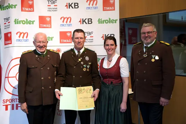 V.l.n.r.: Bundesoberschützenmeister DDr. Herwig van Staa, Gottfried Gratz (BOSM Kufstein), Magdalena Klingenschmid (Repräsentationswesen Land Tirol), Jochen Klammsteiner (LOSM TLSB) | Foto: Christian Kramer