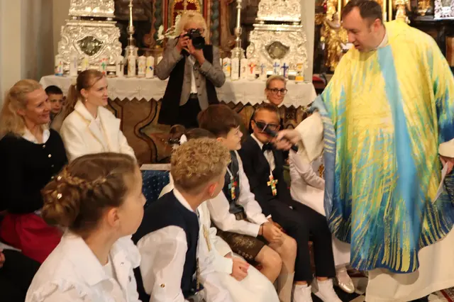 Pfarrer Marius Enåşel ließ die Kinder mitpredigen | Foto: Gerhard Langmann