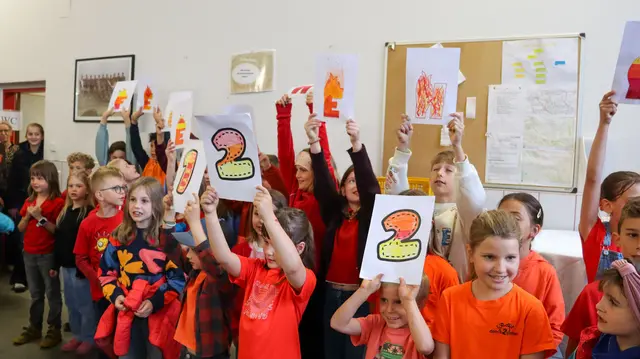 Die Volksschülerinnen und Volksschüler aus Unterschützen gestalteten das Rahmenprogramm. | Foto: Bezirksfeuerwehrkommando Oberwart/Alexander Flaschberger