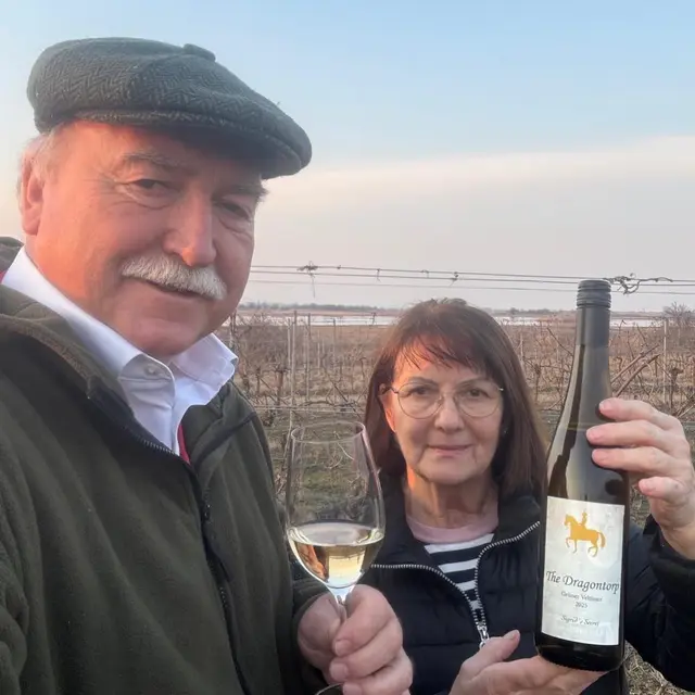 Willi und Maria Opitz mit dem Wein vom Weingut Dragontorp | Foto: Victoria Nagy