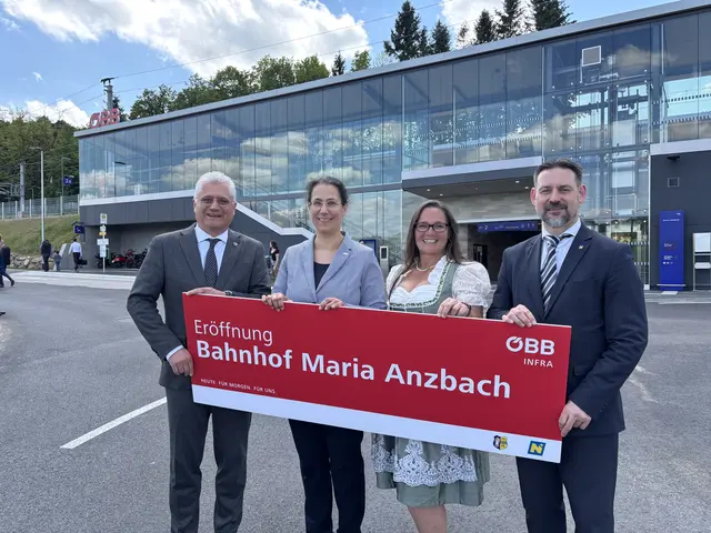Martin Antauer, Judith Engel, Karin Winter und Friedrich Ofenauer eröffneten feierlich den neuen Bahnhof – mit vielen Gästen. | Foto: Lauren Fahrenberger / MeinBezirk