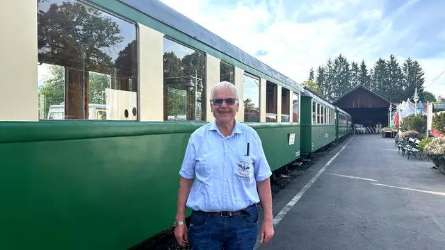Obmann Franz Zettl vor den Waggons aus dem 20. Jahrhundert.