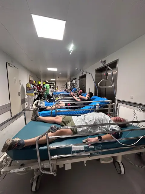 Nicht nur die Brandbekämpfung stand im Zentrum, sondern auch die medizinische Kette. Parallel zur Rettung durch die Feuerwehr errichtete das Rote Kreuz gemeinsam mit dem medizinischen Einsatzleiter des LKH eine Patientensammelstelle. Hier wurden die Geretteten erstversorgt und für den fiktiven Weitertransport in andere Stationen vorbereitet.