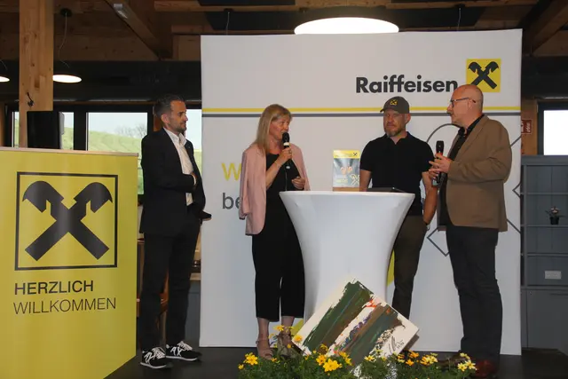 Raika-Direktor Hannes Wedl, Eis-Greisslerin Andrea Blochberger, Skilegende Hermann Maier, Moderator Tom Schwarzmann. | Foto: treilaf