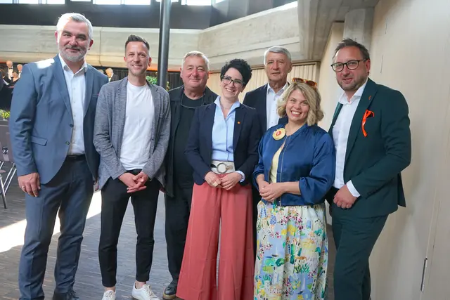 Gutgelaunte Gäste im neuen KUZ: Landesrat Heinrich Dorner, Oliver Snurer, Geschäftsführer Gästehäuser Burgenland, Kultursommer-Intendant Andreas Vitasek,  | Foto: Elisabeth Kloiber