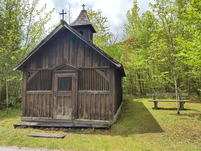 Eine Holzkapelle am Weg.