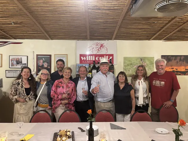 Wlaschitz Roland, Obmann des Vereins WissenwecktBewusstsein, sowie die PartnerInnen Eva Maria Mad, Geli Frischmann, Dr. Ernst und Gisela Vitek, sowie Alberto und Brigitta Gürtlschmidt - Sepia ließen es sich nicht nehmen und bedankten sich am Geburtstag ihres internationalen Aushängeschildes Willi Opitz persönlich mit Geschenk, den besten Glückwünsche und einem Ständchen im Opitzen Hauptquartier in Illmitz. | Foto: Victoria Nagy
