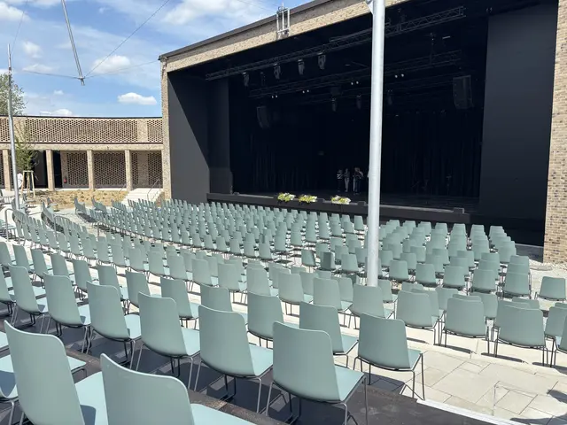 Die neu errichtete Outdoorbühne kann flexibel für bis zu 1.000 Personen erweitert werden. 