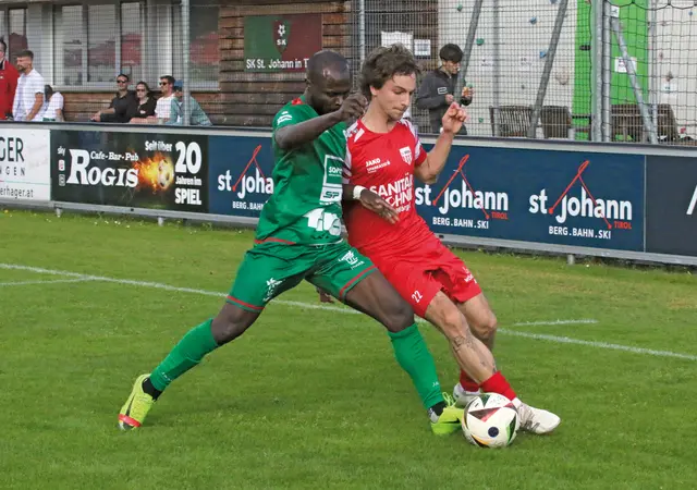 St. Johanns Stephen Akomeah (grüne Dress) gegen Matteo Schöbel (Wörgl)