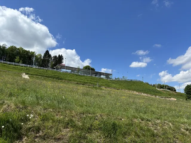 Für den neuen Bahnhof musste zwar eine grüne Wiese weichen, dafür liegt der Zug beim Aussteigen nicht mehr schief. | Foto: Lauren Fahrenberger / MeinBezirk