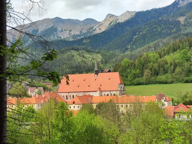 Die große Kirche in Neuberg, dahinter die Schneealpe.