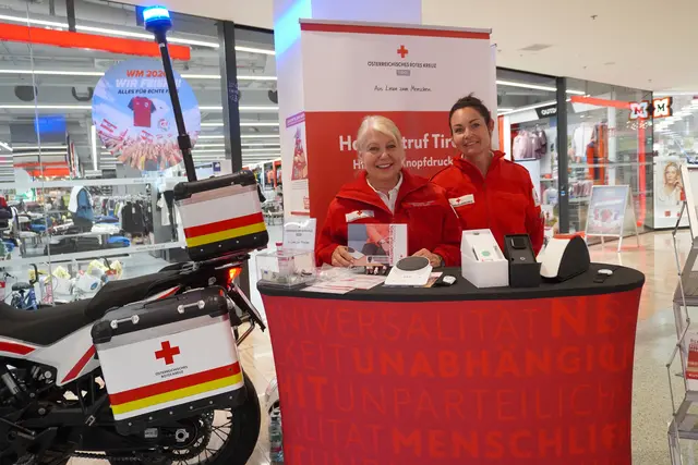 Das Rote Kreuz Innsbruck Land präsentierte den Hausnotruf.  | Foto: AMG
