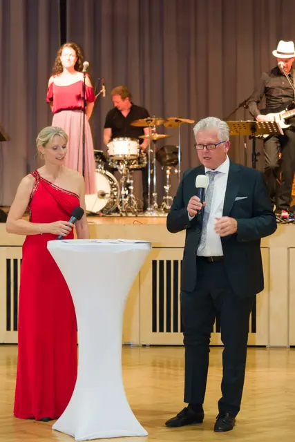 Moderatorin Sabine Lindorfer und Tanzsportclub-Obmann Andreas Schörgendorfer. | Foto: Alfred Hofer