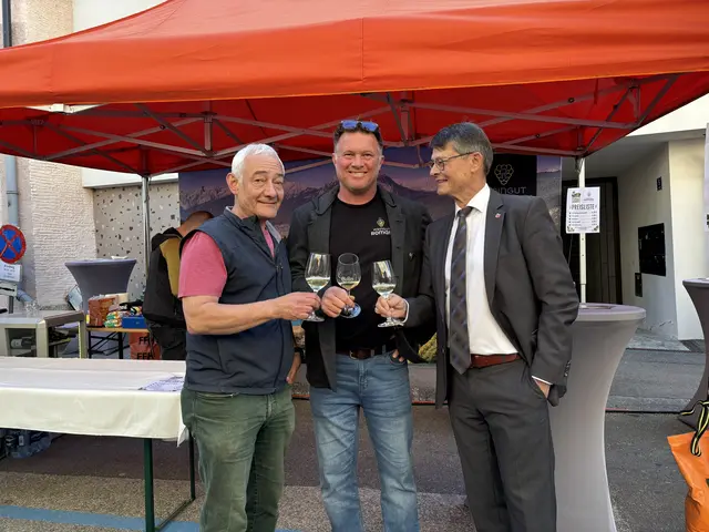 Das Weingut Romasi präsentierte köstliche Weine. Auch Bgm. Öfner und Organisator Mühlbacher genossen ein Schlückchen. 