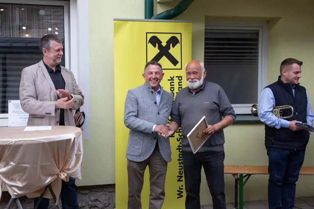 Bürgermeister Christian Dungl gratuliert Karl Rieder für seine langjährige, engagierte Mitarbeit im Museum. | Foto: er