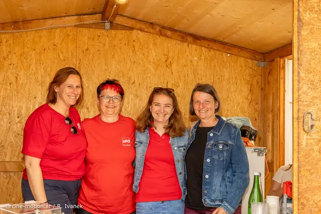 Frauenpower - Silvia Schwab kam dazu, während Bürgermeister Thomas Schwab noch für FC Marienthal die Daumen hielt. | Foto: cine-motion.at / R. Ivanek