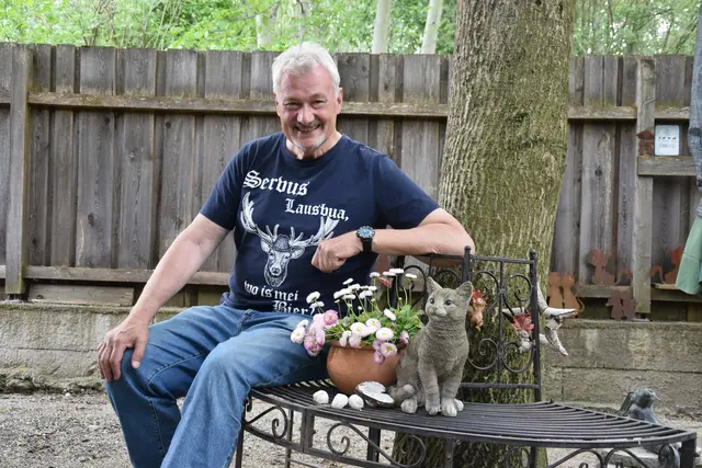 Kräuterpädagoge und Umweltberater Walter Knopf hat eine wahre Oase mit seinem naturnahen Garten geschaffen. | Foto: Michaela Müller