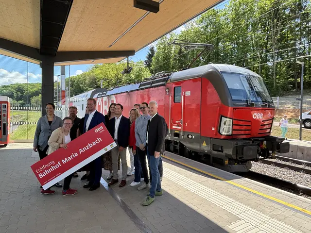 Das Projektteam der ÖBB auf "ihrem" neuen Bahnhof – samt Zug. | Foto: Lauren Fahrenberger / MeinBezirk