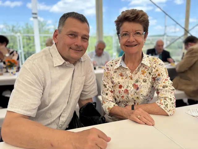 Dorferneuerungs-Obfrau Michaela Stefan-Friedl und ihr Mann sehen den neuen Bahnhof als große Bereicherung für Maria Anzbach. | Foto: Lauren Fahrenberger / MeinBezirk
