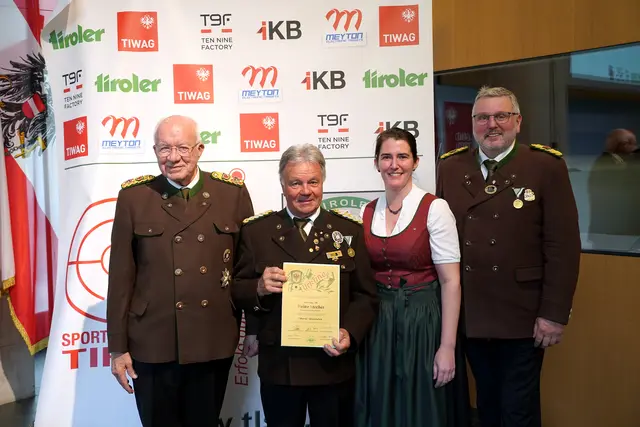 V.l.n.r.: Bundesoberschützenmeister DDr. Herwig van Staa, Heinz Stecher (SG Hopfgarten), Magdalena Klingenschmid (Repräsentationswesen Land Tirol), Jochen Klammsteiner (LOSM TLSB)

 | Foto: Christian Kramer