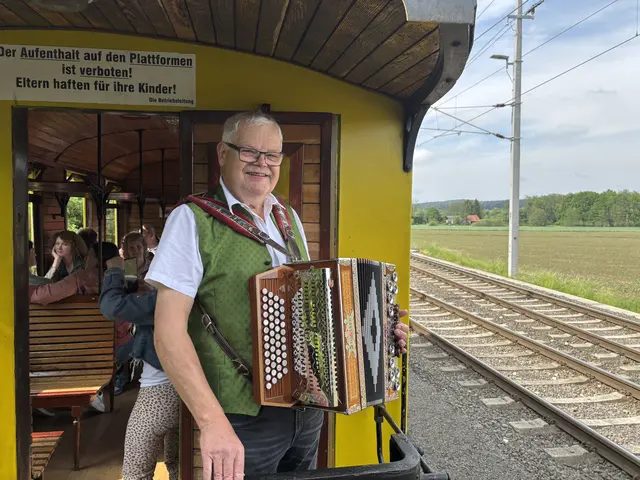 Der Stainzer Hans Fabian begleitet den Flascherlzug schon seit über 15 Jahren musikalisch. Damit gehört er schon zum „Inventar“.