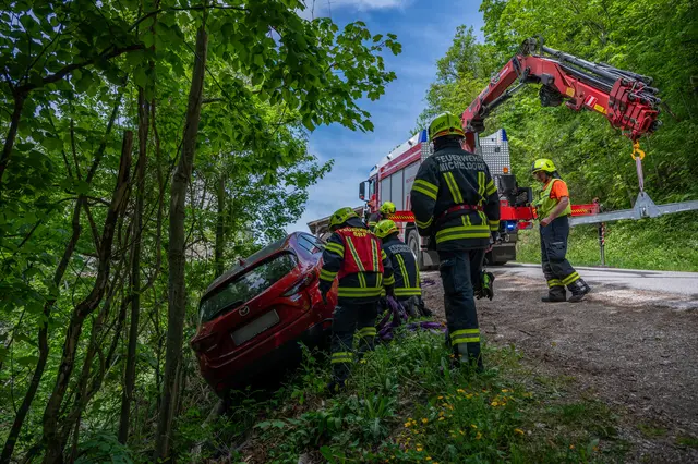 Querliegender Baum verhindert Pkw-Absturz