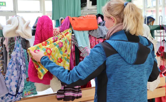 Der Kostnixladen Hart bei Graz lädt zum kunterbunten Kostnix. | Foto: Edith Ertl