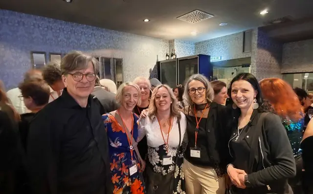 Nach der Verleihung bei der Abschlussgala
Sonja Roos, Anja Eichbaum, Susanne Arnold, Lisa Graf, Rebecca Winters | Foto: Rebekka Sadiki-Peckary
