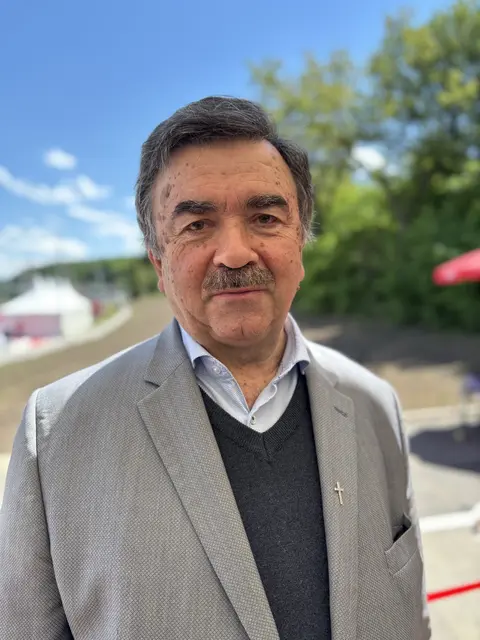 Pfarrer von Maria Anzbach, Wilhelm Schuh, segnete den neuen Bahnhof. | Foto: Lauren Fahrenberger / MeinBezirk