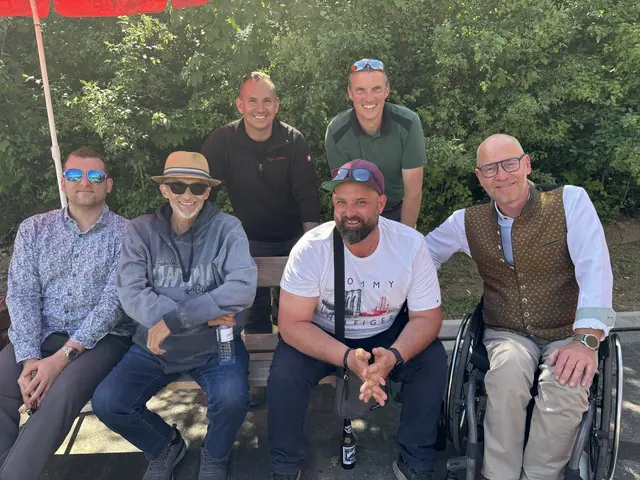 Die Mitarbeiter der Gemeinde Maria Anzbach: Michael Weißmann, Richard Hochreiter, Michael Lena, Johannes Kaufmann; hinten: Kurt Harrer, Peter Hochreiter. | Foto: Lauren Fahrenberger / MeinBezirk