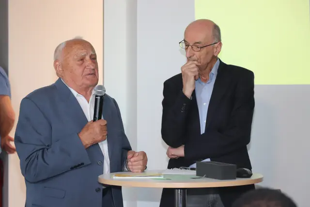 Franz Grandits erzählte von seinen Erlebnissen in Burkina Faso, Walter Reiss (rechts) moderierte durchs Programm.  | Foto: S. Radakovits