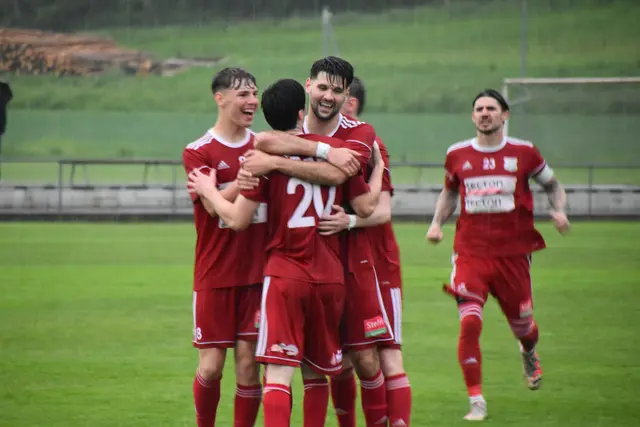 Zwischenzeitlich durften die Oberdorfer Kicker über die 2:1-Führung jubeln. Am Ende setzte es im Derby aber eine 2:4-Niederlage. | Foto: MeinBezirk/Michael Strini