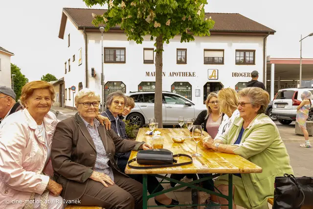 Ilona N., Martha und Renate (geborene Gramatneusiedlerin) und ihr gegenüber Poldi (grünes Kostüm) (vlnr). | Foto: cine-motion.at / R. Ivanek