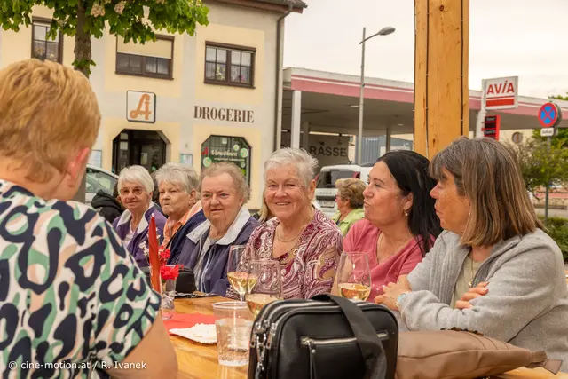 Damenrunde, die alle Festivitäten prägt und mitmacht und mitten drunter Uroma Traude (Mutter von Regina Zupanjac) (4. von links). | Foto: cine-motion.at / R. Ivanek