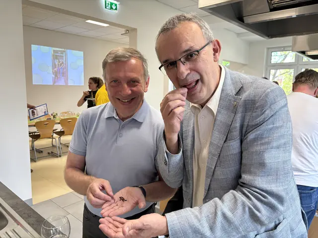 Bürgermeister Josef Ramharter und HAK-Direktor Rudolf Mayer ließen es sich schmecken. | Foto: Daniel Schmidt
