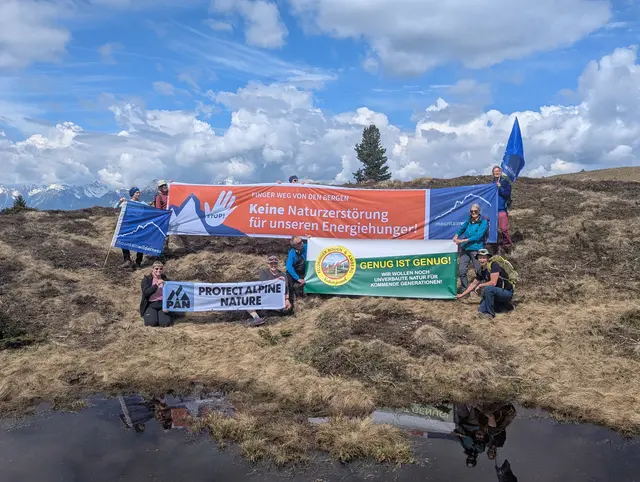 Die Bürgerinitiative Feldring und Mountain Wilderness Deutschland e.V. mit ihrer Protestaktion.