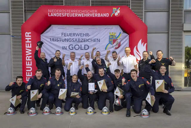 Peter Ströcker-Grandl, Michael Daxböck, Wolfgang Wöhrer, Stefan Fallenecker, Florian Herzog, Florian Steiner, Alexander Sunk, Johannes Ivancich, Markus Daxböck ) auch der NÖ Landesfeuerwehrkommandandant Dietmar Fahrafellner und dessen Stellvertreter Martin Boyer, unser neuer Bezirksfeuerwehrkommandant Gerald PETER und dessen Stv. Gregor Burger, Bewerbsleiter Markus Schuster, Mitglieder der FLA GOLD Bezirksausbildner (Thomas Piffer, Roland Pachtner, Rudof Wandl und Markus Salinger), FWKDT Markus Fischer. | Foto: Pressestelle Bfkdo Baden/Alexander Nittner/NÖ LFKDO
