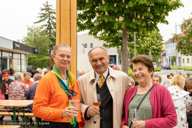 Sonja Szuchar mit Gatte Wolfgang in Begleitung von Maria Malicek - Gesangverein "Geselligkeit" Marienthal-Gramatneusiedl auf Besuch. | Foto: cine-motion.at / R. Ivanek