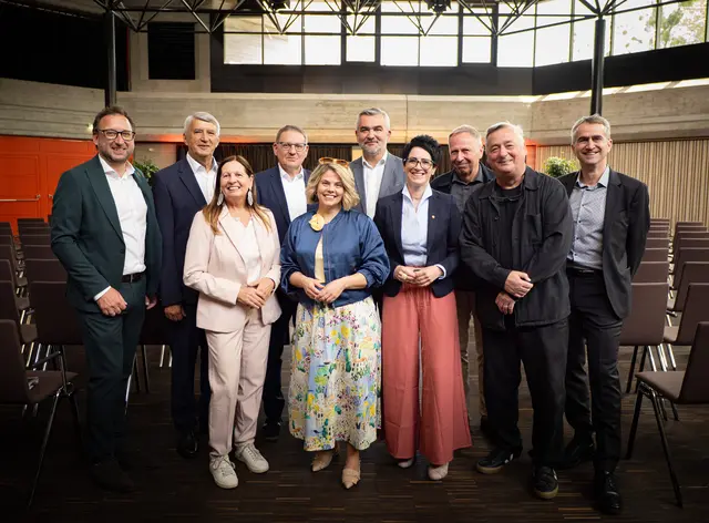 Feierliche Inbetriebnahme des Kulturzentrums Güssing: LAbg. Jürgen Dolesch, Bürgermeister Vinzenz Knor, Musical-Güssing-Intentantin Marianne Resetarits, Gerald Goger (Geschäftsführer Landesholding), Claudia Priber (Geschäftsführerin Kultur Burgenland), Landesrat Heinrich Dorner, Jutta Benedek (Geschäftsführerin Landesimmobilien Burgenland), Gerhard Eder (eep architekten ZT-GmbH), Andreas Vitàsek (Intendant Kultur Sommer Güssing), Gregor Tritthart (Tritthart + Herbst Architekten Ziviltechniker GmbH).  | Foto: Andreas Hafenscher