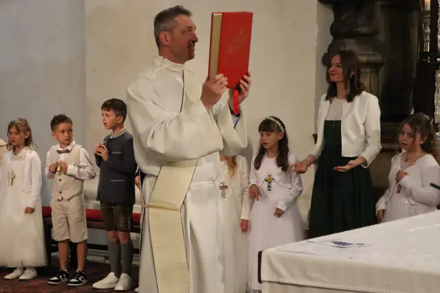 Diakon Robert Langmann mit dem Evangelium | Foto: Gerhard Langmann